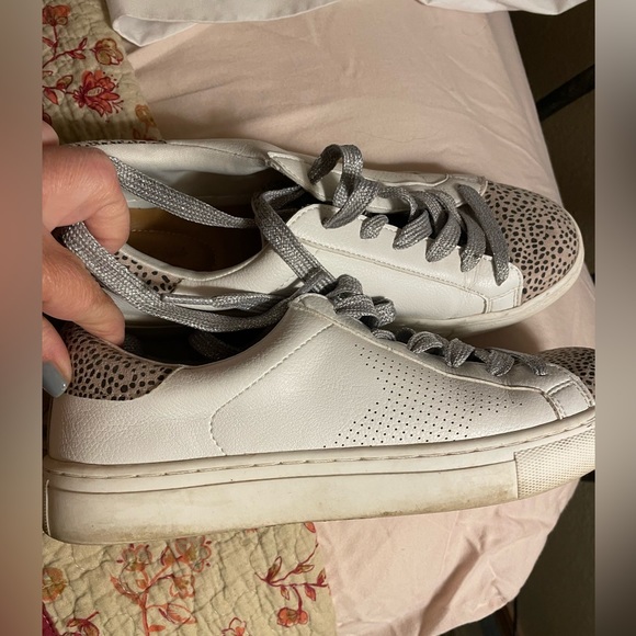 Women’s Universal Thread tennis shoes 8 1/2 - Picture 4 of 7